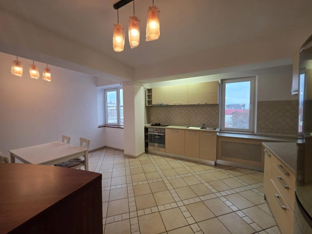 Apartament 3 camere - Centru